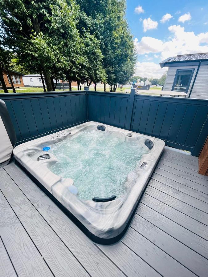 Fir Tree Lodge With Hot Tub ยอร์ค ภายนอก รูปภาพ