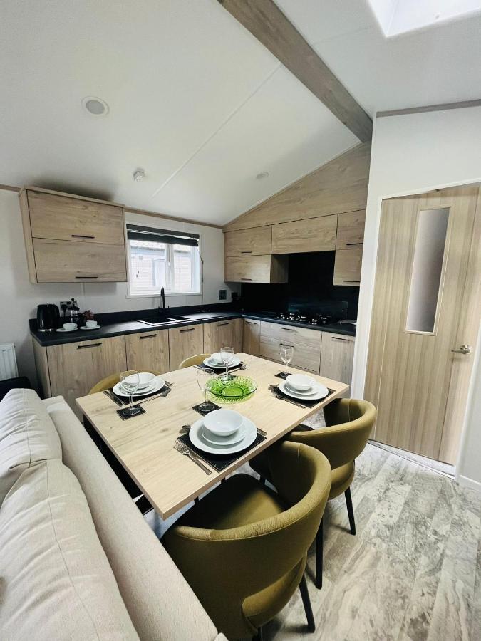 Fir Tree Lodge With Hot Tub ยอร์ค ภายนอก รูปภาพ